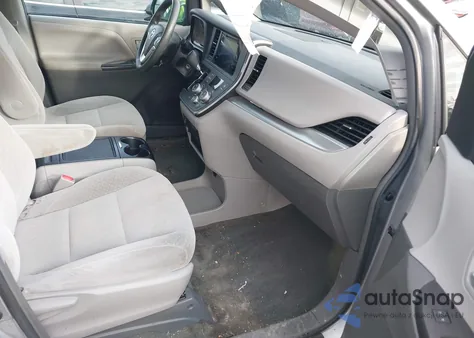 2017 Toyota Sienna Le 8 Passenger z USA, uszkodzony, nr VIN 5TDKZ3DC5HS789663